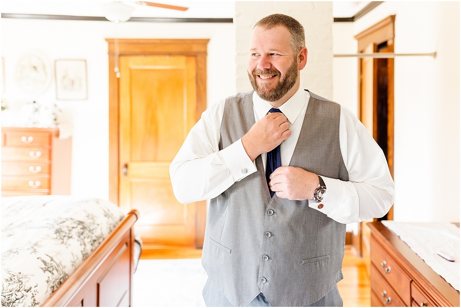 groom tightening tie